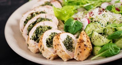 Kuřecí roláda plněná špenátovou nádivkou