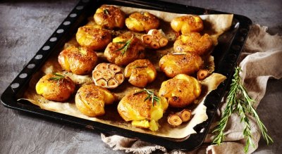 Mačkané pečené brambory s česnekem a rozmarýnem