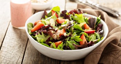 Mandlovo-jahodový salát ke steaku