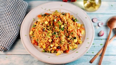 Salát s křupavou rýží inspirovaný Asií