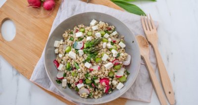 Kuskus s chřestem, ředkvičkami a kozím sýrem