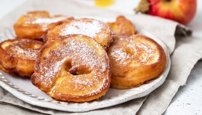 Smažené jablečné kroužky v těstíčku
