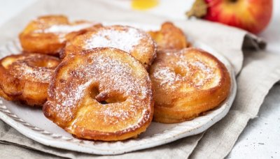 Smažené jablečné kroužky v těstíčku