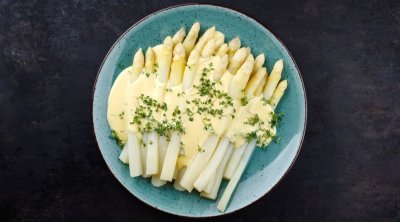 Chřest s holandskou omáčkou