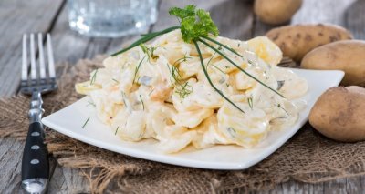 Lehký bramborový salát s potočnicí a bylinkami