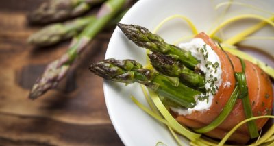 Chřestovo-lososové závitky se smetanovým sýrem