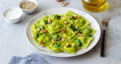 Domácí špenátové ravioli s houbovou náplní