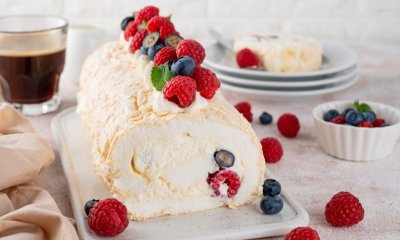 Baiser roláda s mascarpone a lesním ovocem
