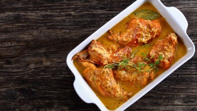 Pečený králík na víně se slaninou a hořčicí