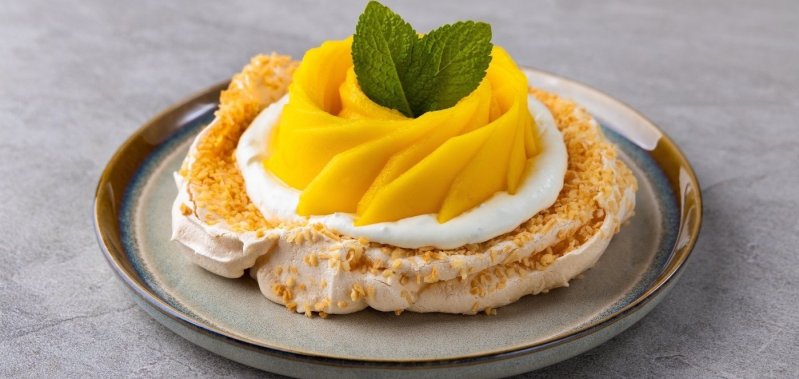 Pavlova s vanilkovým krémem a tropickým ovocem