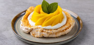 Pavlova s vanilkovým krémem a tropickým ovocem