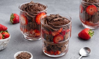 Čokoládový trifle s jahodami ve skleničce
