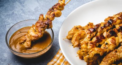 Kuřecí satay s arašídovou omáčkou