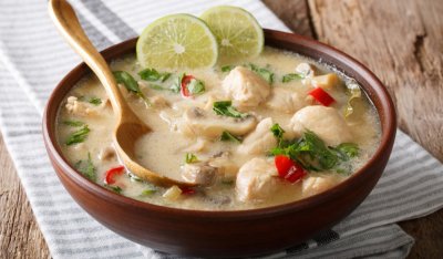 Kuřecí polévka s kokosovým mlékem