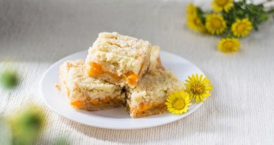 Meruňkový koláč se zakysanou smetanou a drobenkou