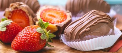 Jahody v marcipánovém kabátku s čokoládou