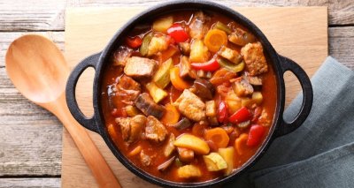 Kotlíkový guláš s paprikou, klobásou a jablečným moštem