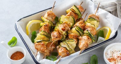 Kuřecí špízy s citronem a cuketou