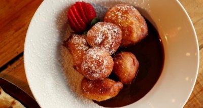 Ricottové koblížky s jahodami a čokoládovou omáčkou