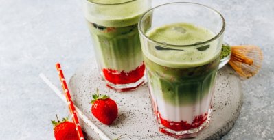 Matcha latte s jahodami