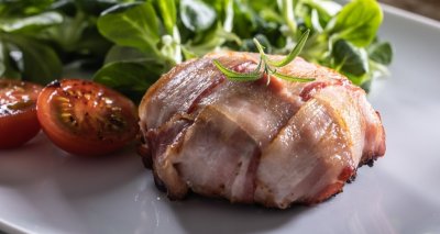 Hermelín ve slanině pečený v alobalu