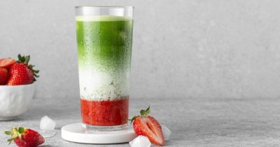 Ledové matcha strawberry latté