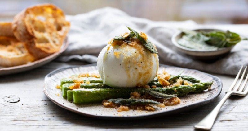 Marinovaný chřest s burratou a rajčatovým pestem