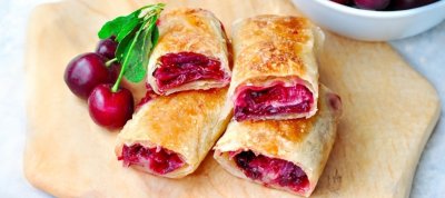 Třešňové taštičky z listového těsta