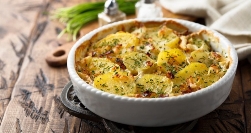 Zapečené brambory s pórkem a slaninou