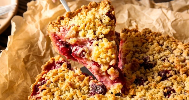 Višňový koláč s křupavou drobenkou