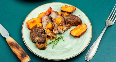 Vepřová panenka s broskvemi na grilu