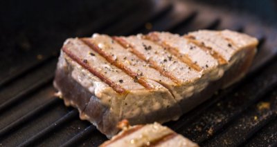 Grilovaný tuňák se zeleninou a bazalkovým pestem