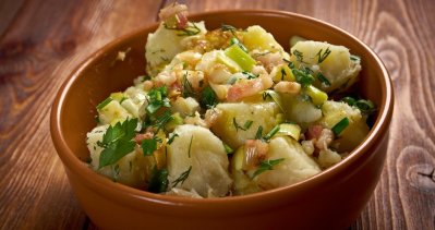 Nové brambory s máslem a tvarohem s pažitkou