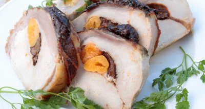 Vepřová roláda s karamelizovanými meruňkami a švestkami