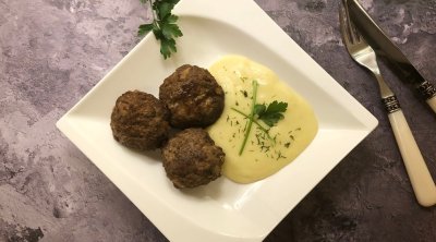 Kuličky z mletého masa plněné rajčátky