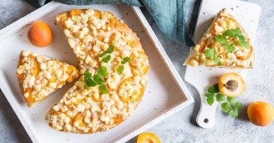 Hrnkový meruňkový koláč