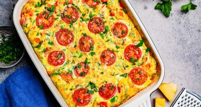 Pečená vejce s čedarem, šunkou a hráškem