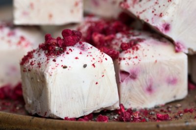 Mražené jogurtové kostky s malinami