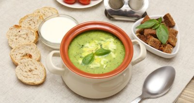 Hrášková polévka s řeckým jogurtem a koprem