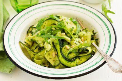 Salát z mladých syrových cuket