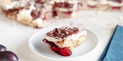 Svěží švestkový koláč se zakysanou smetanou