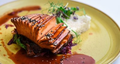 Hasselback uzené tofu s rýží a švestkovou omáčkou