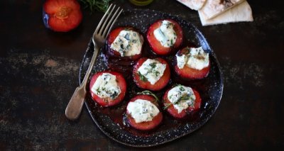 Pečené švestky s modrým sýrem a tymiánem