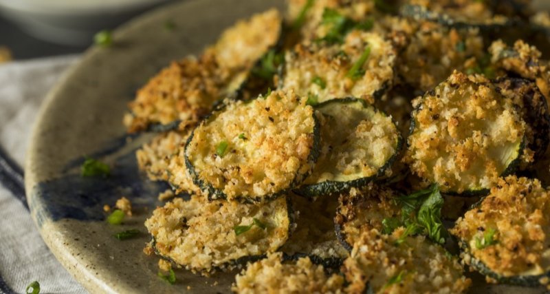 Pečené cuketové chipsy s parmazánem