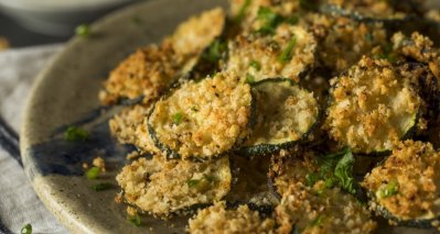 Pečené cuketové chipsy s parmazánem