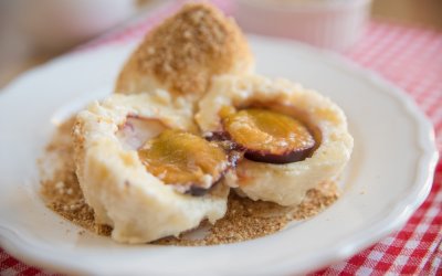 Švestkové knedlíky s mákem a skořicovou omáčkou