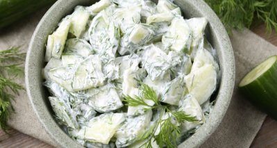 Okurkový salát se zakysanou smetanou a koprem