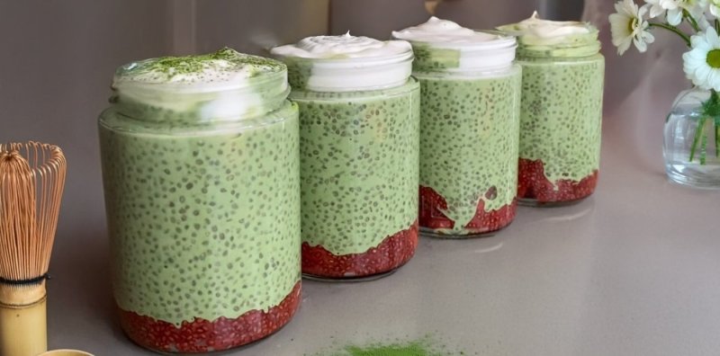 Matcha chia pudding s jahodovým džemem