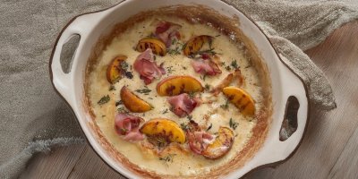 Zapečená kuřecí prsa s gorgonzolou a grilovanou broskví