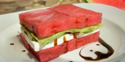 Melounový sendvič s fetou a salátem